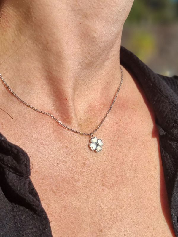 copy ofCollier en Acier Inoxydable Argenté avec Pendentif Fleur en Nacre