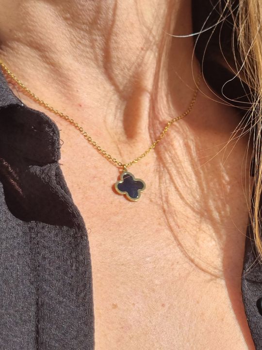 Collier en Acier Inoxydable Doré avec Pendentif Fleur Émaillée Noire